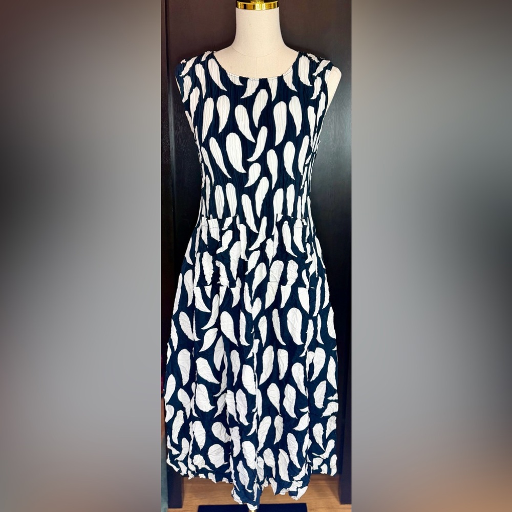 Alquema Navy and White Midi Dress crinkle material wrinkle free sz M